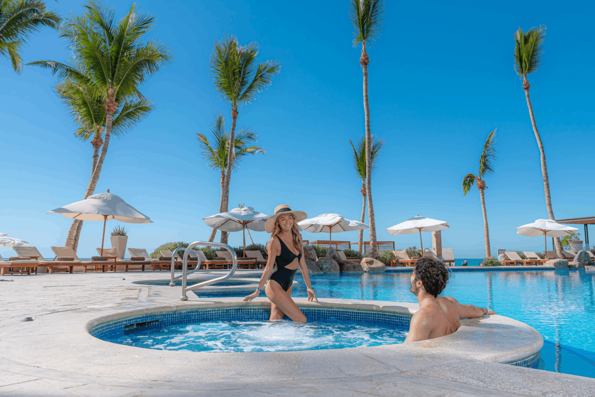 Alberca con jacuzzi en Krystal Grand Los Cabos frente al Mar de Cortés.