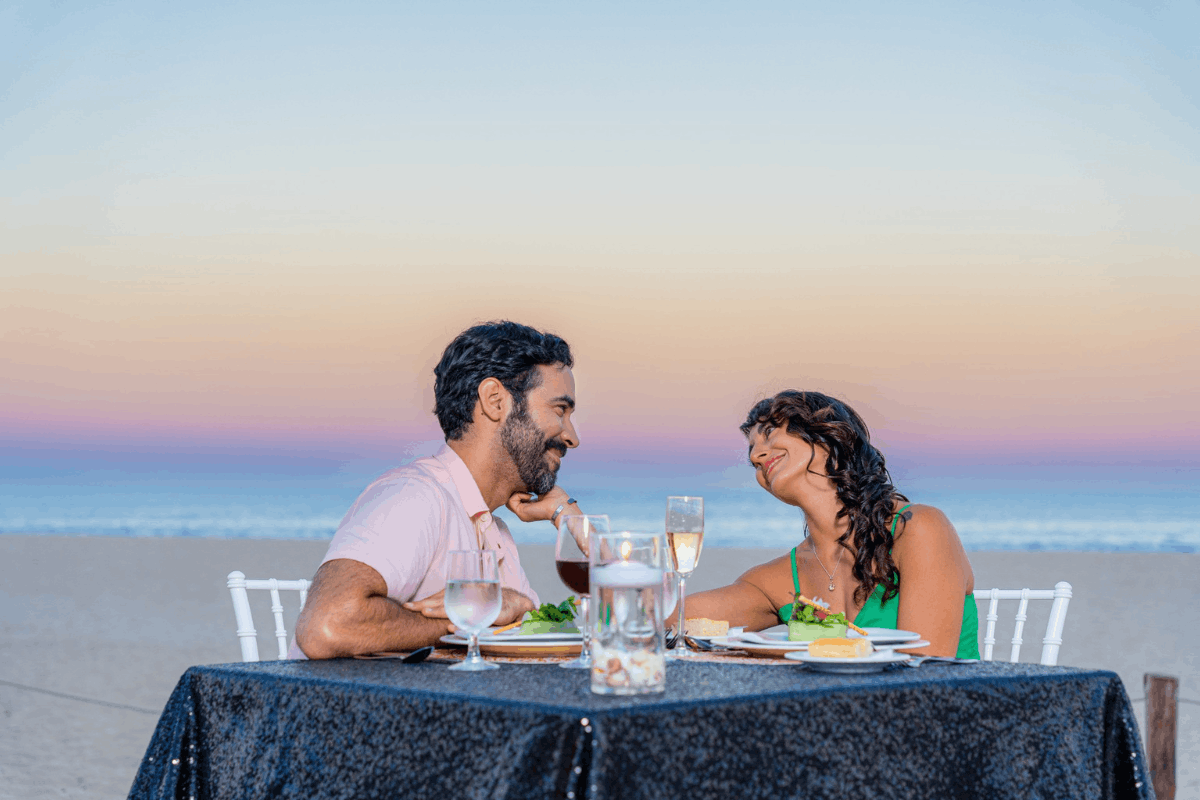 Cena romántica en la playa de Krystal Grand Los Cabos frente al Mar de Cortés.