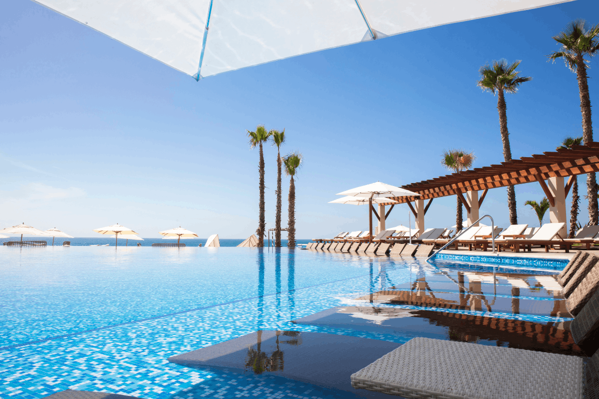 infinity-pool-krystal-grand-los-cabos-frente-al-mar.png
