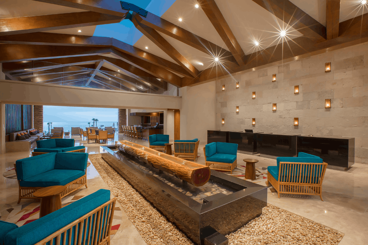 Lobby de Krystal Grand Los Cabos con diseño moderno y acceso hacia áreas frente al mar.