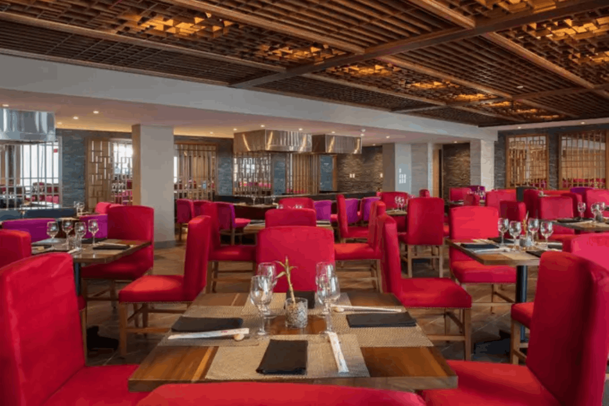 Restaurante Ayami en Krystal Grand Los Cabos con cocina asiática, mesas Teppanyaki y ambiente de especialidad.