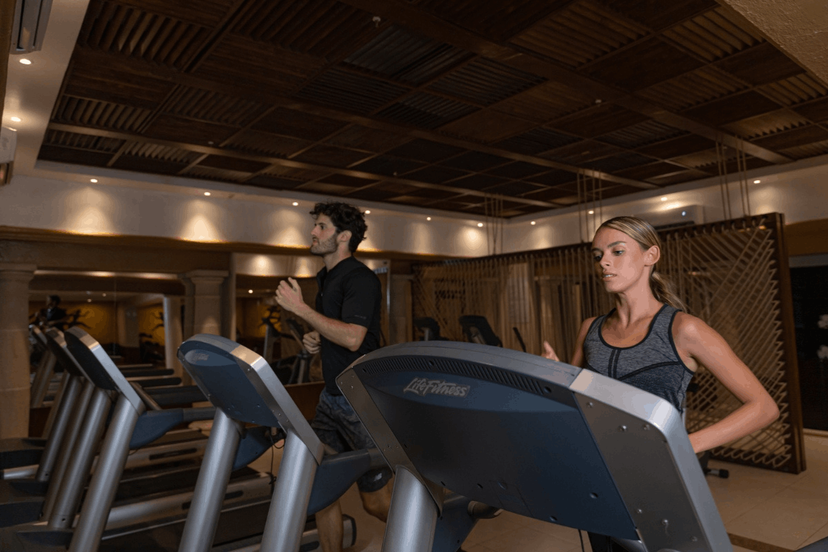 Gimnasio de Krystal Grand Los Cabos con caminadoras, equipo de entrenamiento y espacio fitness para huéspedes.