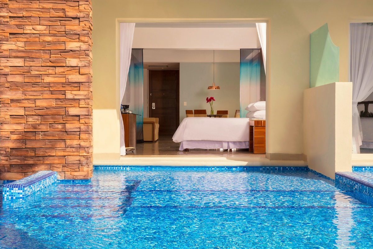 KRYSTALGRAND_LOSCABOS_JUNIOR_SUITE_SWIM_OUT_VISTA_AL_JARDIN