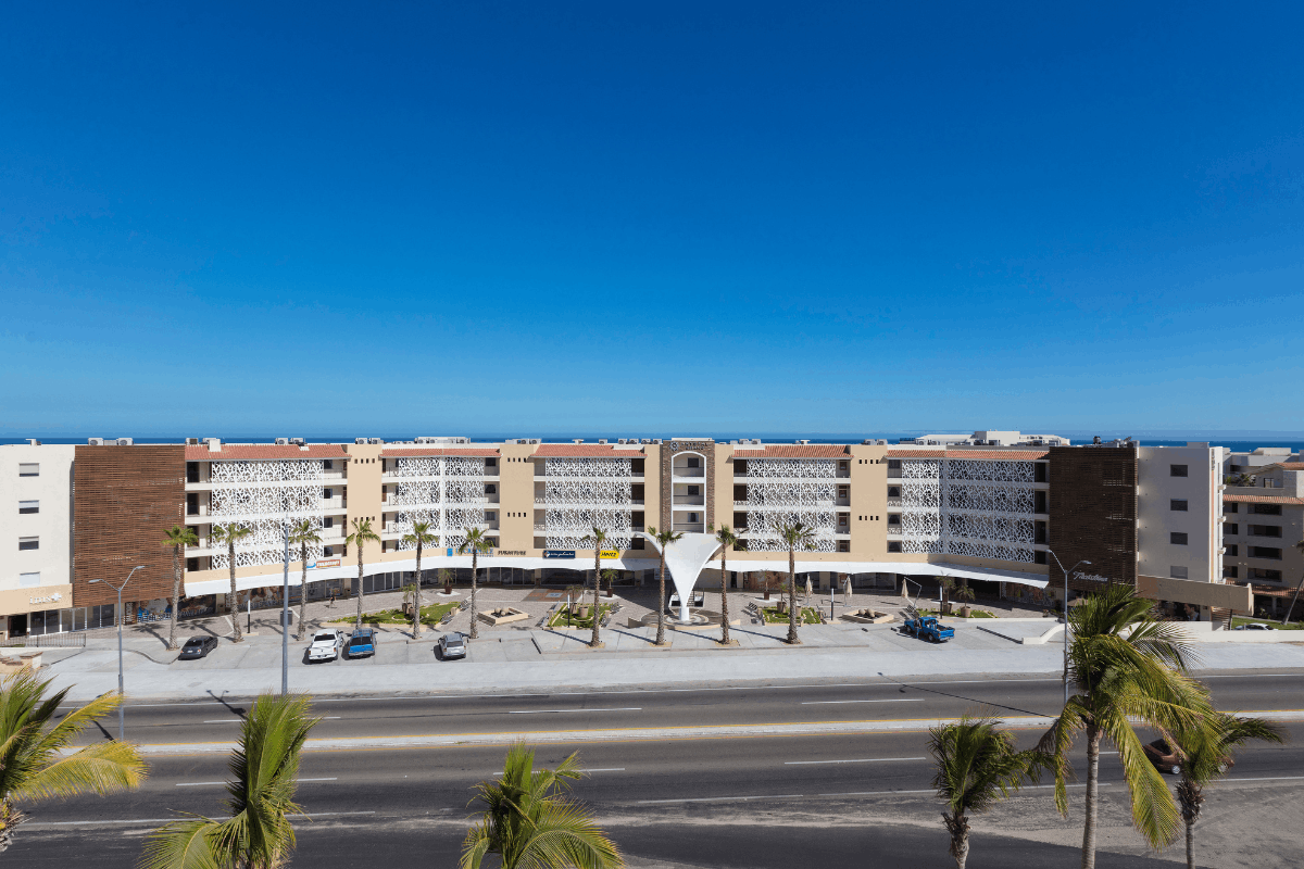 Fachada de Krystal Grand Los Cabos en San José del Cabo cerca del Mar de Cortés.